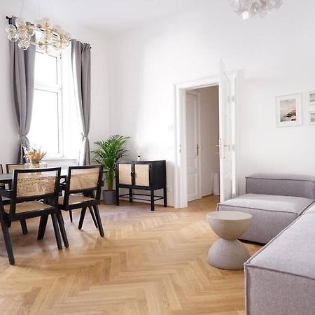 Boutique Suite Near Museum District Відень Екстер'єр фото