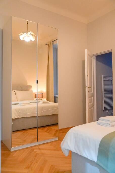 Boutique Suite Near Museum District Відень Екстер'єр фото