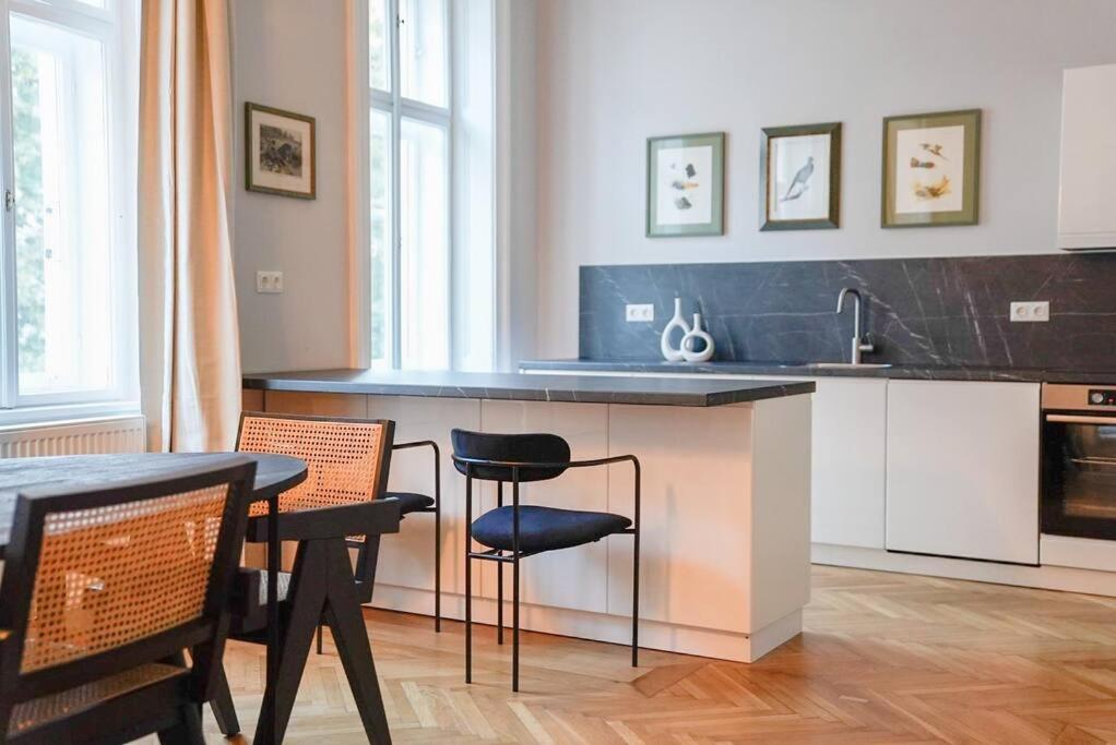 Boutique Suite Near Museum District Відень Екстер'єр фото