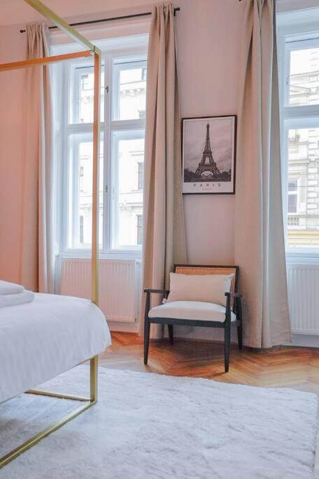 Boutique Suite Near Museum District Відень Екстер'єр фото