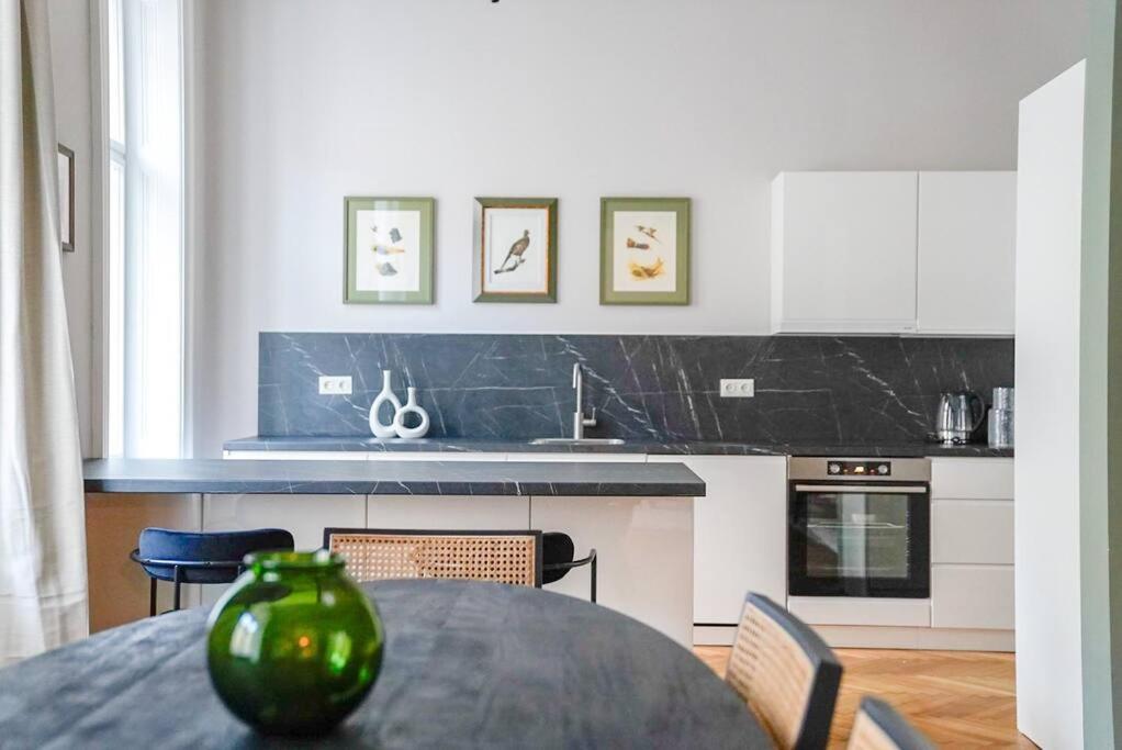 Boutique Suite Near Museum District Відень Екстер'єр фото