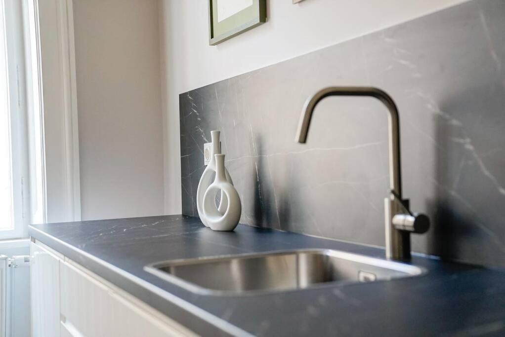 Boutique Suite Near Museum District Відень Екстер'єр фото