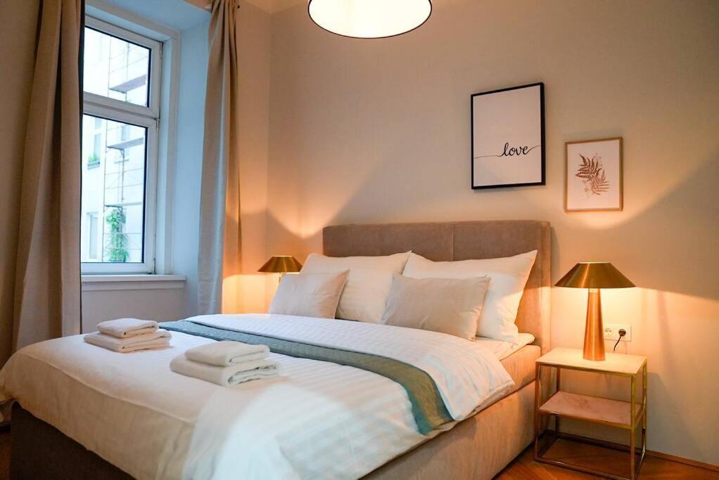 Boutique Suite Near Museum District Відень Екстер'єр фото