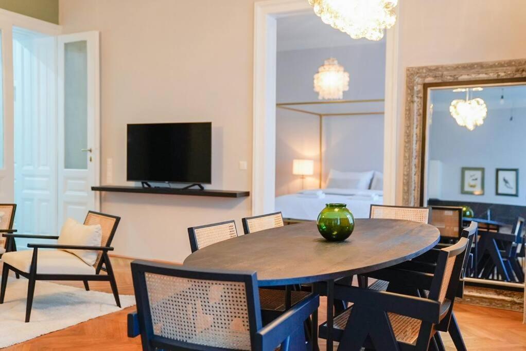 Boutique Suite Near Museum District Відень Екстер'єр фото