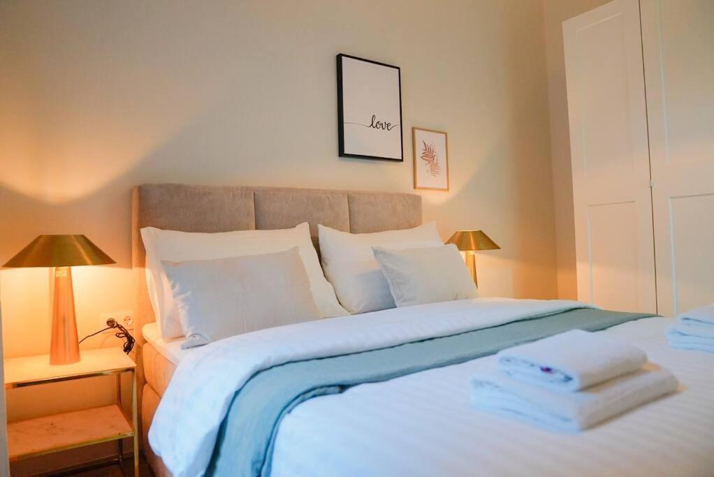 Boutique Suite Near Museum District Відень Екстер'єр фото