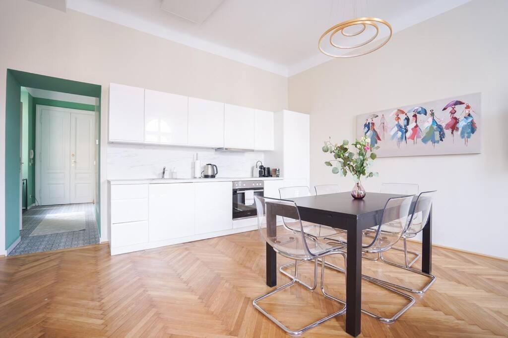 Boutique Suite Near Museum District Відень Екстер'єр фото