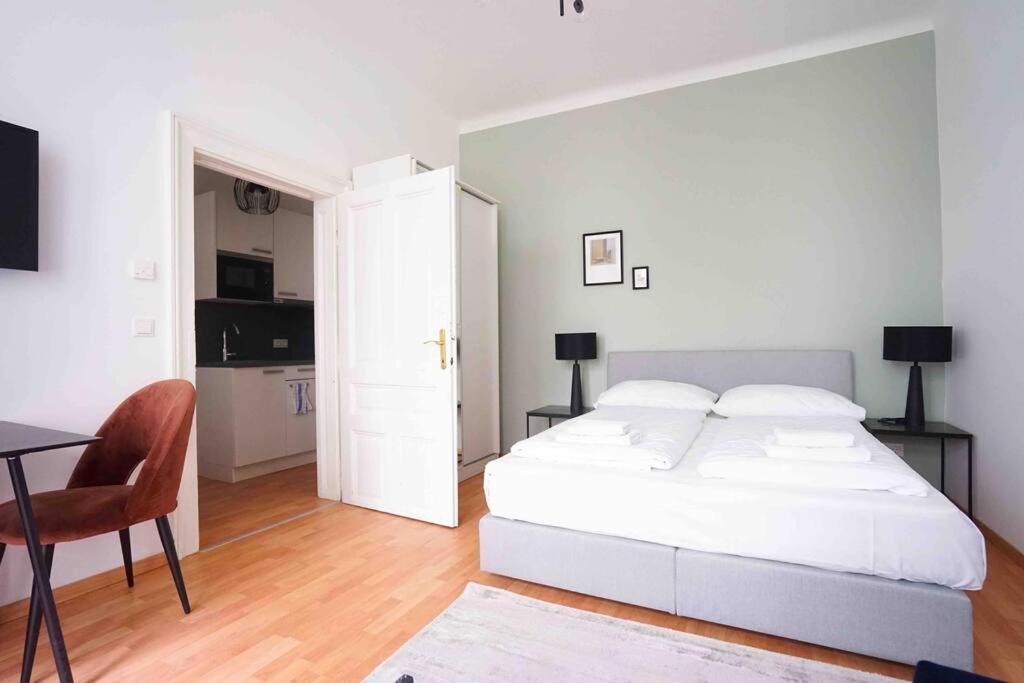 Boutique Suite Near Museum District Відень Екстер'єр фото