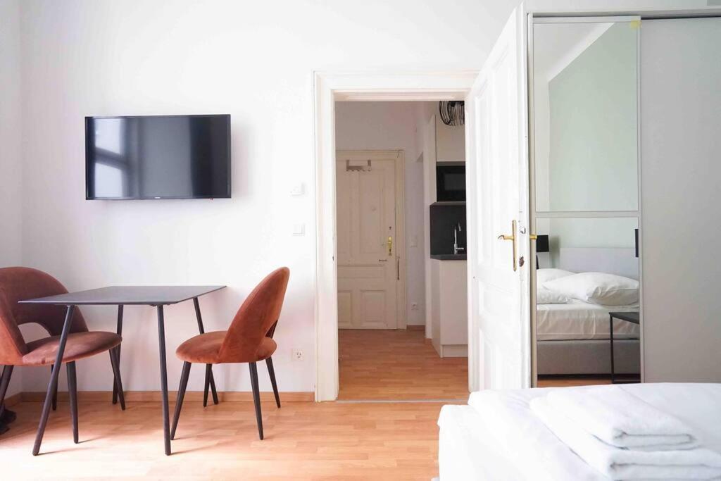 Boutique Suite Near Museum District Відень Екстер'єр фото