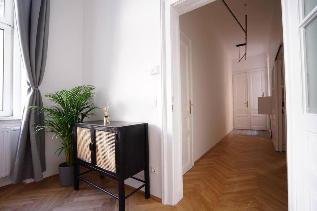 Boutique Suite Near Museum District Відень Екстер'єр фото