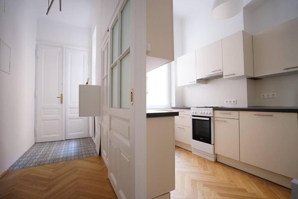 Boutique Suite Near Museum District Відень Екстер'єр фото