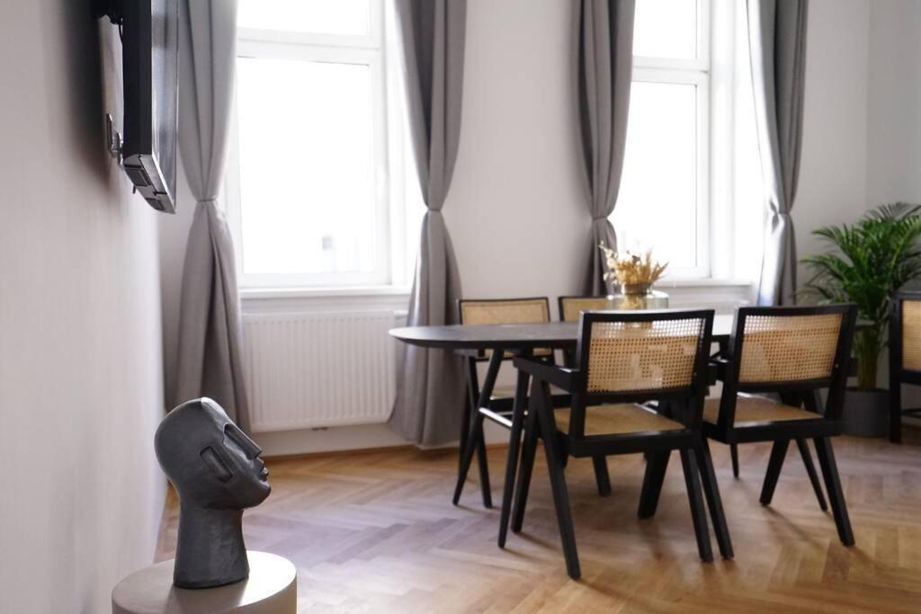Boutique Suite Near Museum District Відень Екстер'єр фото